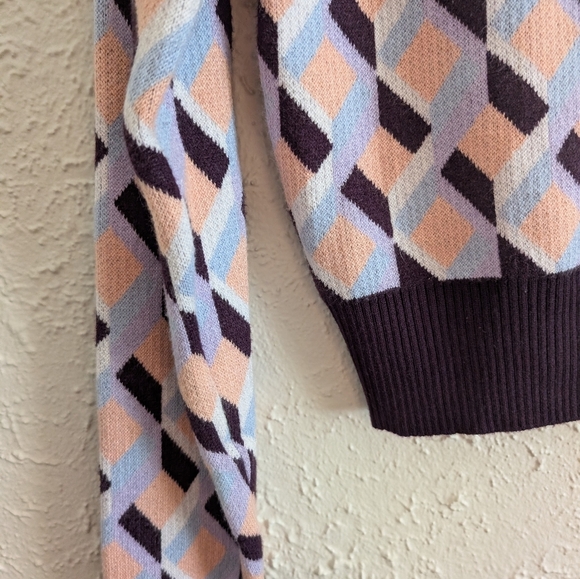 Forever 21 Patterned V-Neck Sweater - Picture 5 of 6